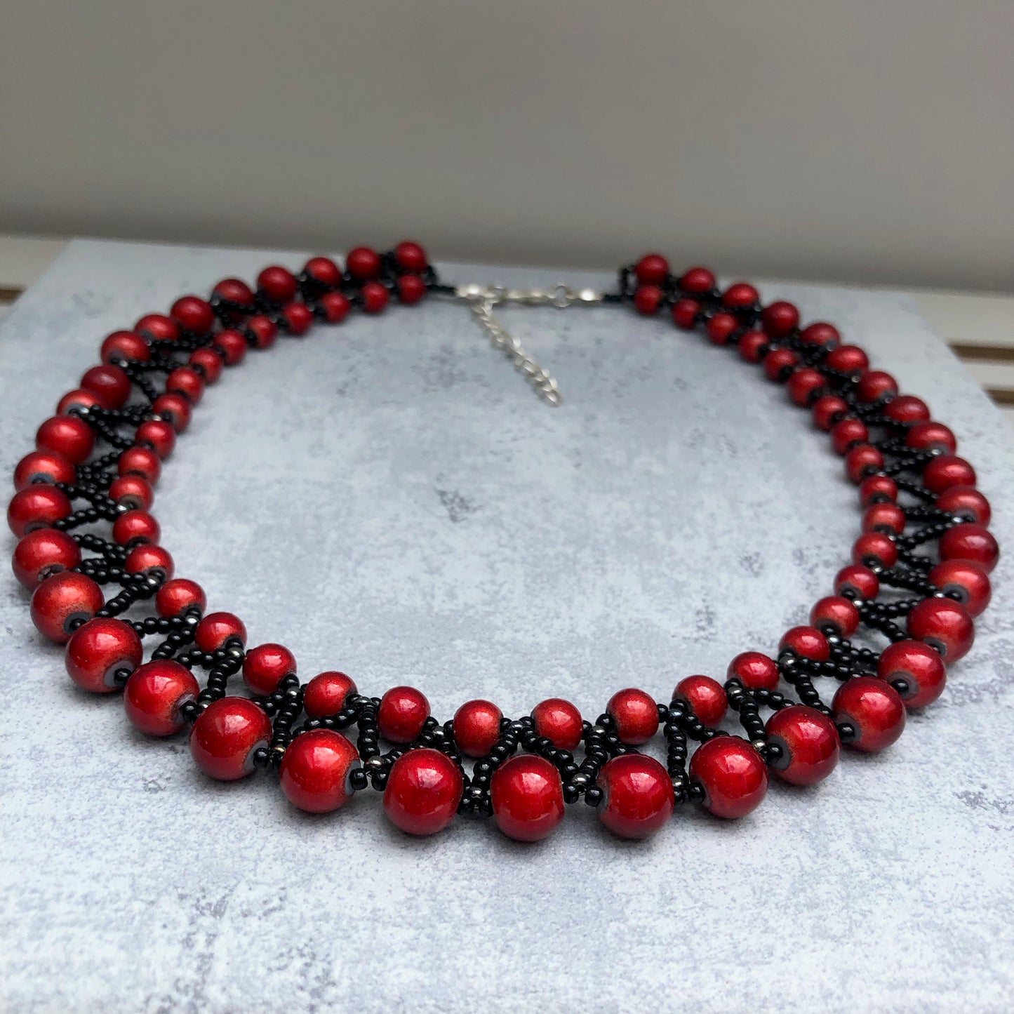 Halskette rote Miracle-Beads / schwarze Miyuki-Beads