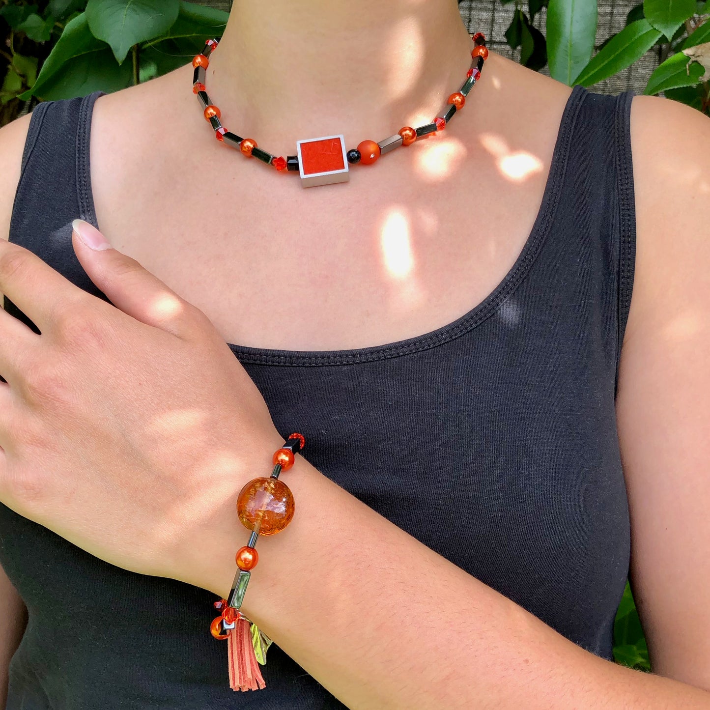 Ensemble in Orange und Anthrazit