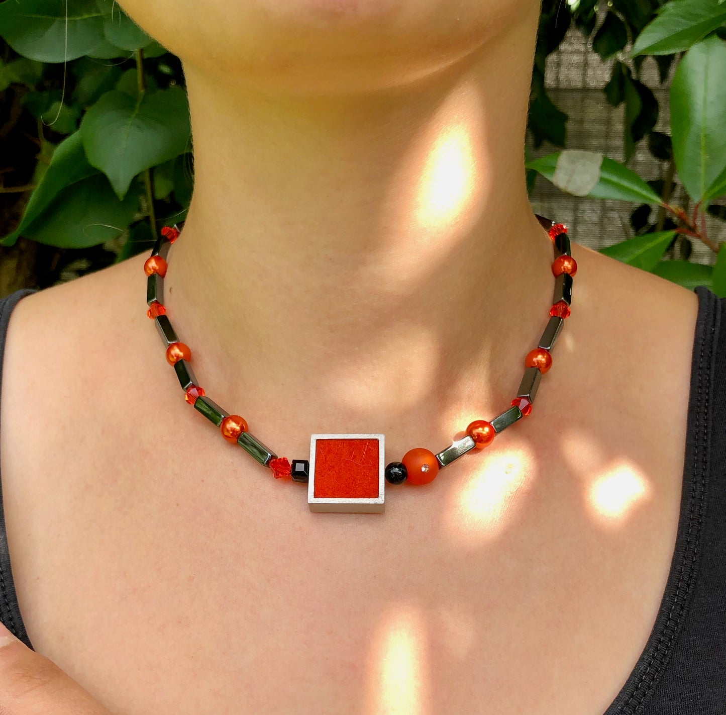 Ensemble in Orange und Anthrazit