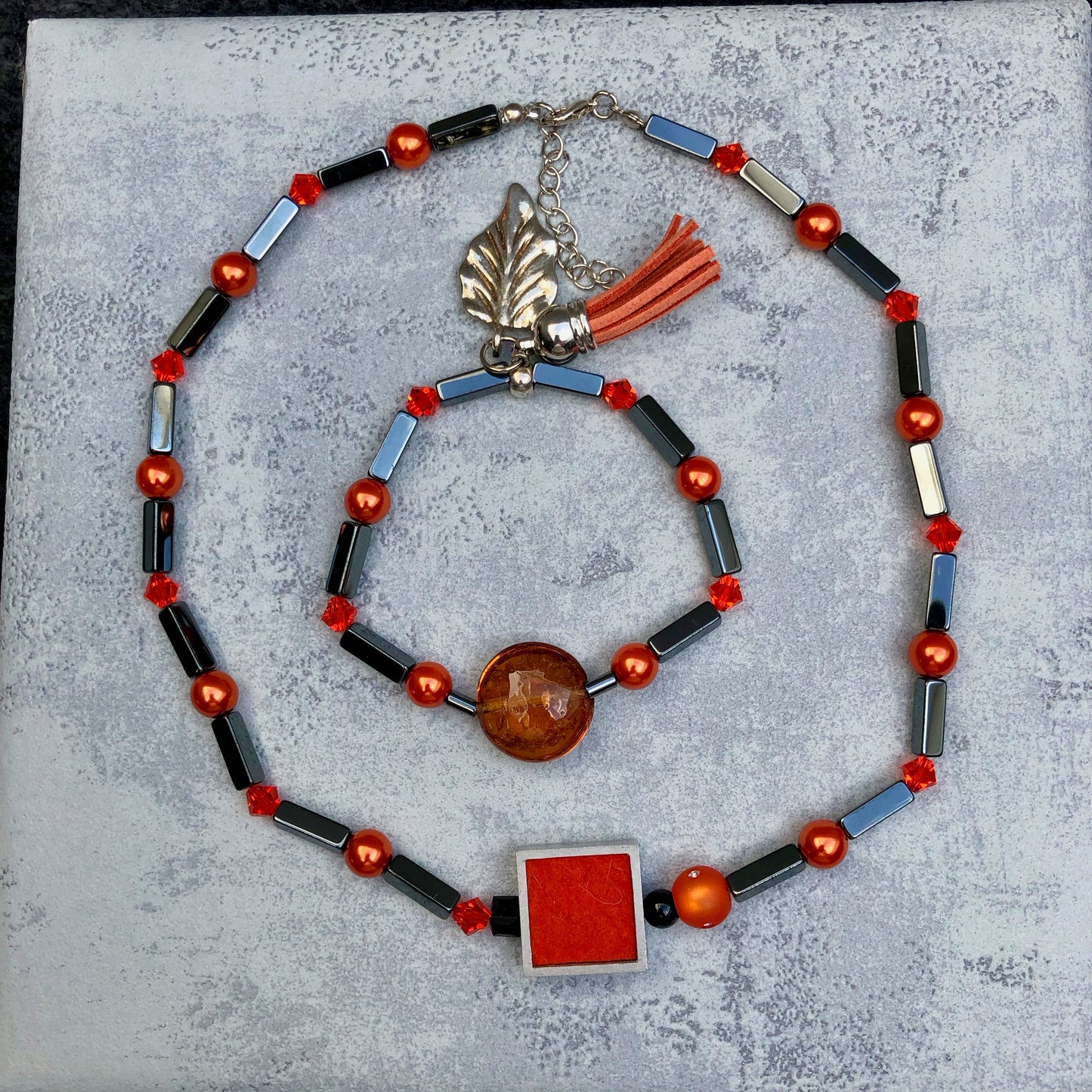 Ensemble in Orange und Anthrazit