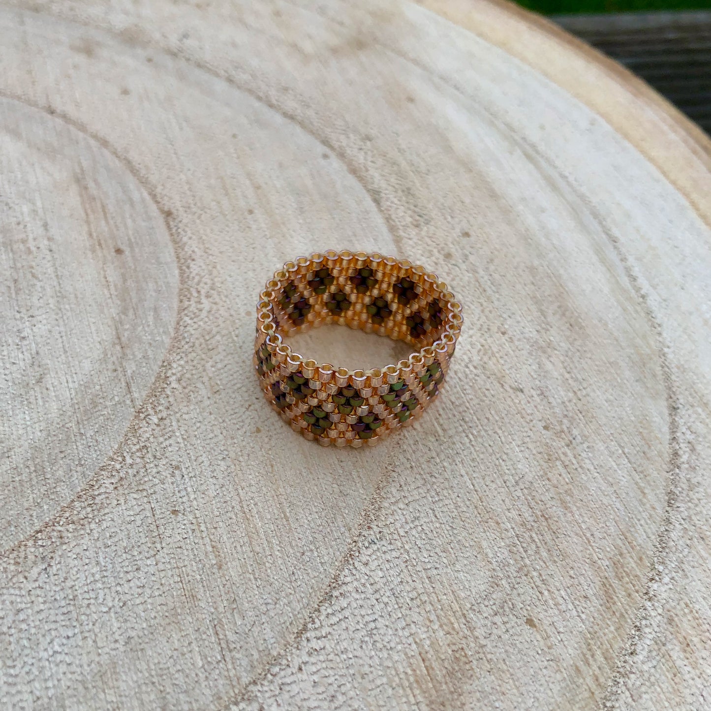 Ring mit Rautenmuster in Beige-/Bronze